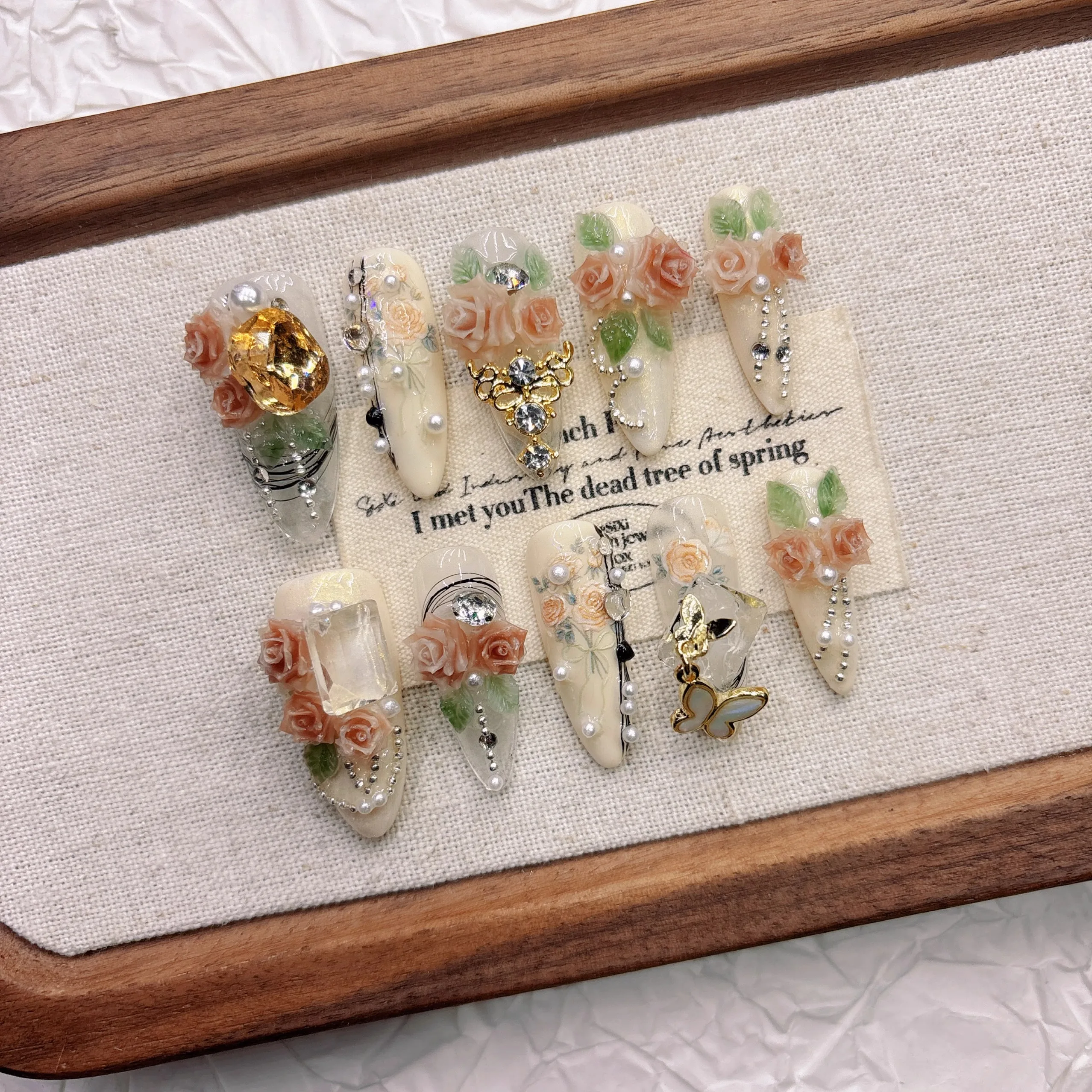 ฤดูใบไม้ผลิ Rose Nail Art Elegant ดอกไม้เล็บปลอมเพิร์ล Rhinestone Leaf Decor สําหรับงานแต่งงาน Dating Party สวมใส่ทุกวัน