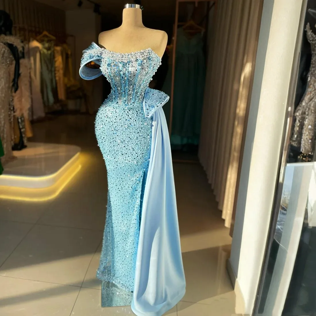 

Customized Elegant And Sexy Mermaid Dress With Strapless Single Shoulder Sleeves And Pearl Decoration Detachable Trailing Dress