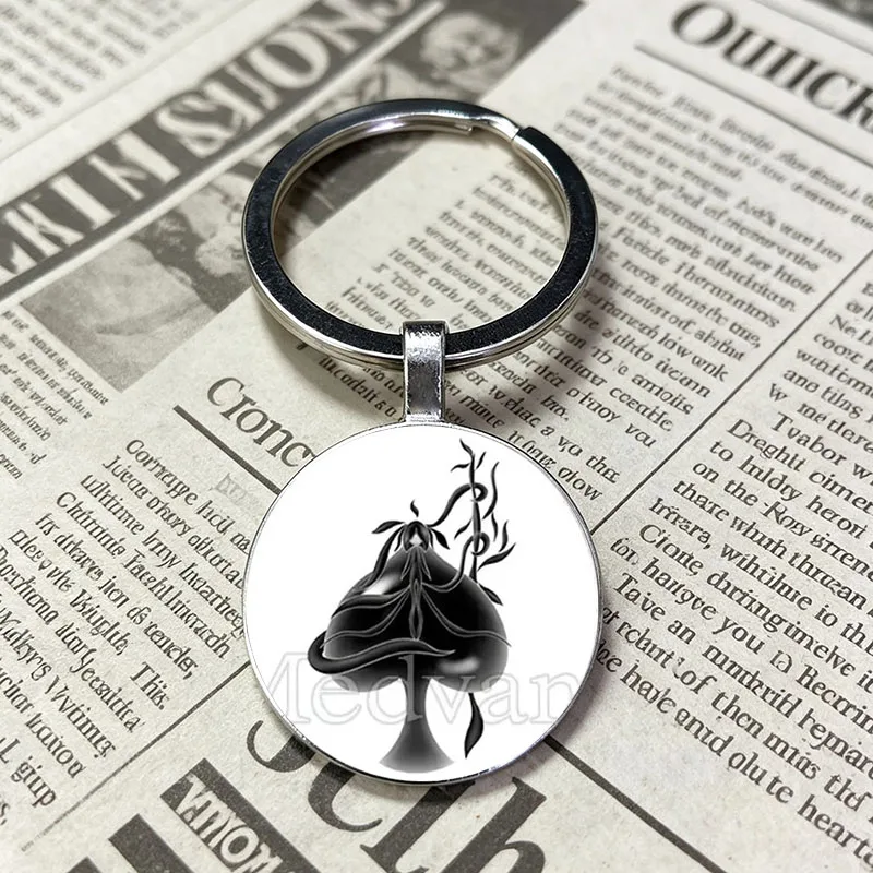Chic Popular Hot Sell Queen Q Glass Cabochon Keychain And Poker Spades Q Charm Well Crafted Keyring For Daily Carry