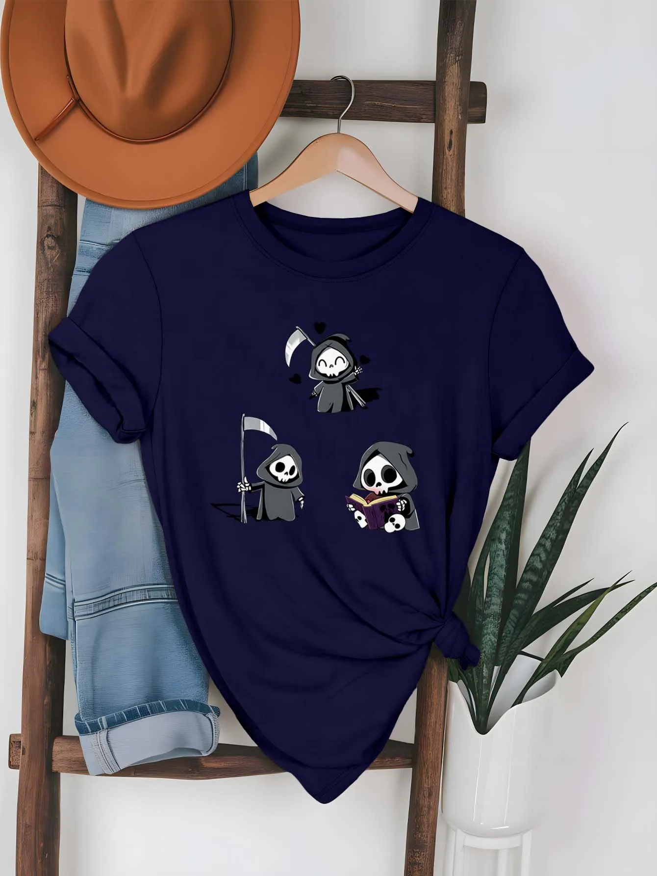 Personagens caprichosos da pequena morte do tamanho grande com foice e vestuário da moda do livro