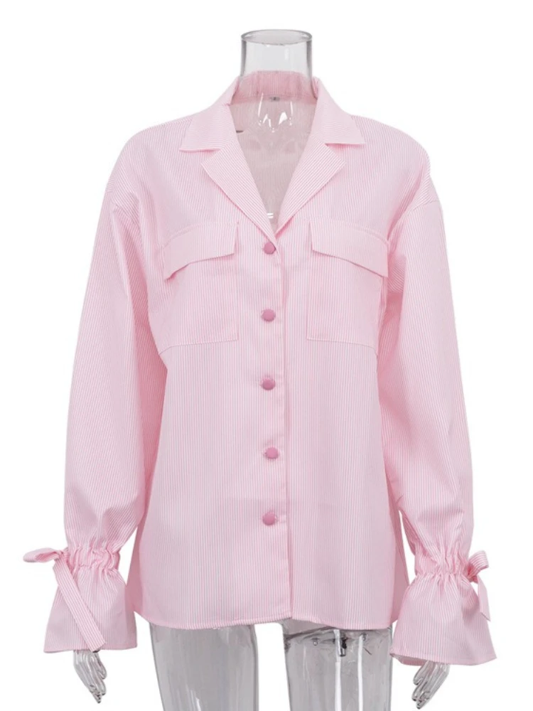 เสื้อเชิ้ตผู้หญิงลายทางสไตล์ลำลอง แขนบาน แต่งผ้าลูกไม้ผูกเชือก ตัดต่อสีตัดกัน เหมาะสำหรับใส่ทำงาน