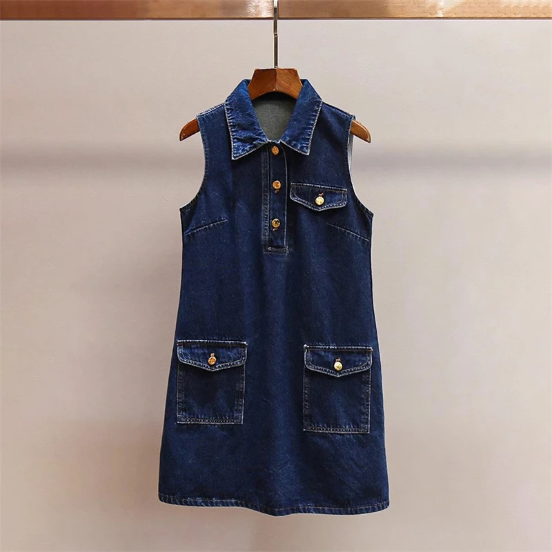 Un nuevo vestido vaquero sin mangas con múltiples bolsillos decorado con botones de diamantes lavados de algodón puro con solapa para mujer de verano y mini de moda