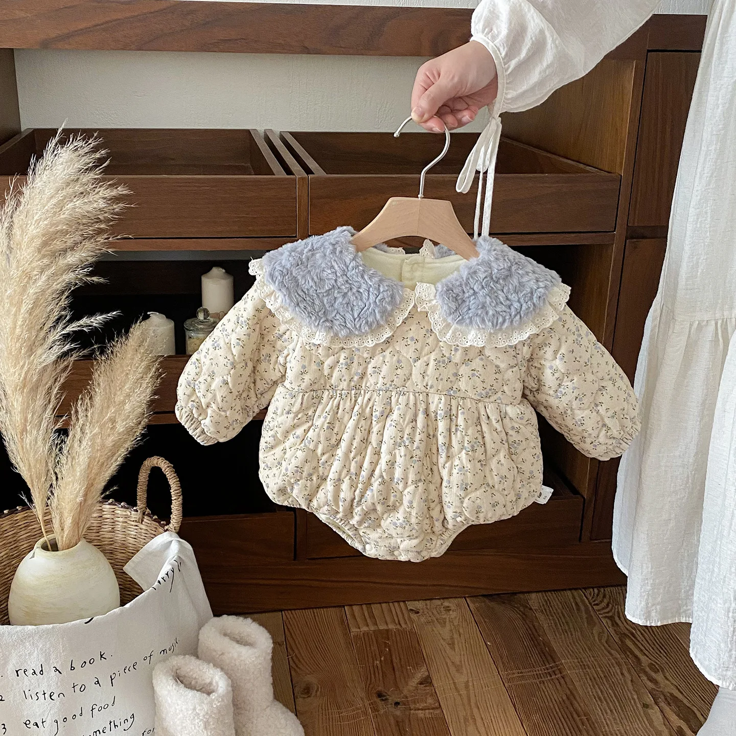 

2025 Winter Newborn Baby Girls Bodysuits Peter Pan Collar Flowered Pattern Thick Warm Romper Kid Infant Girl Quilted Jumpsuits