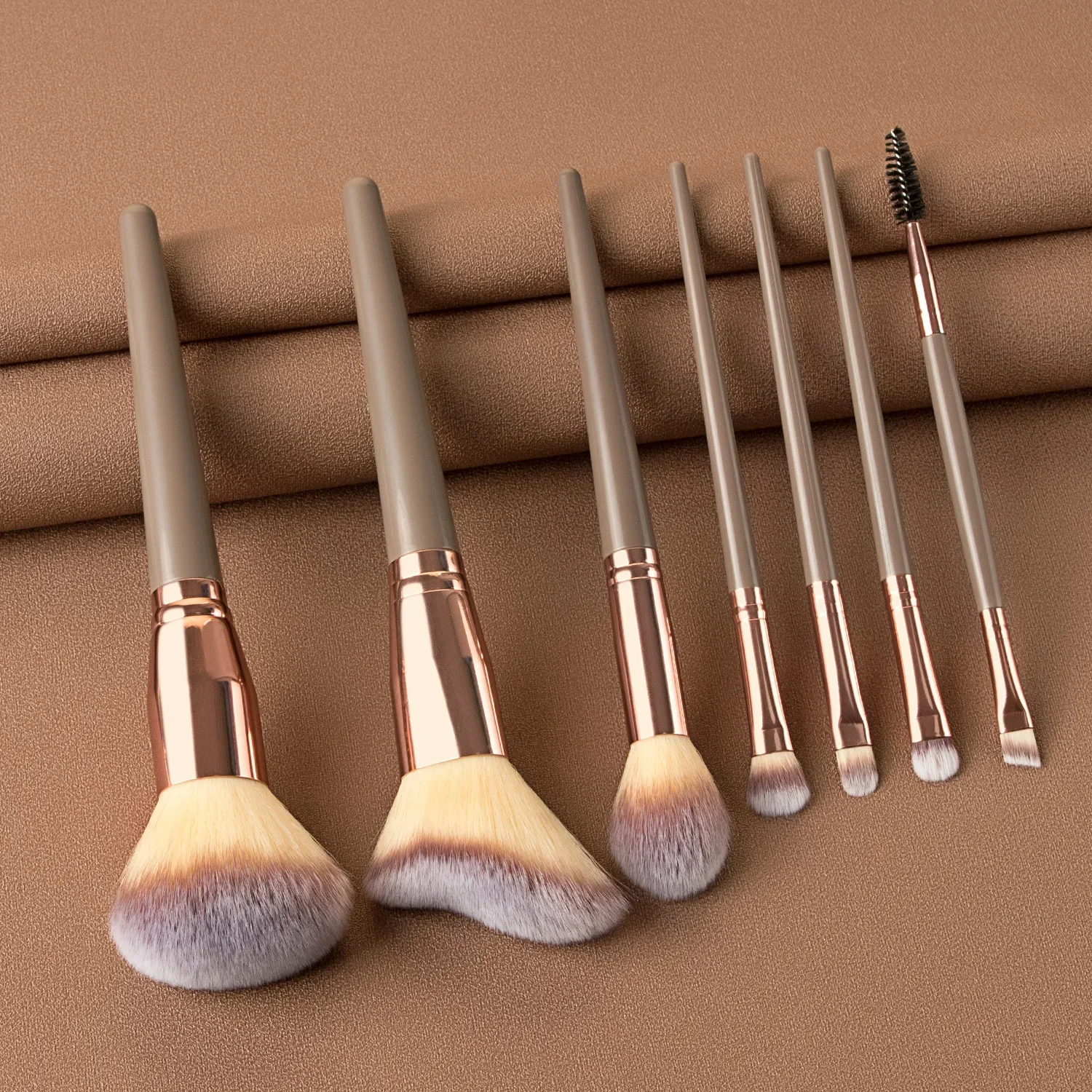 Set di pennelli per trucco Viso Occhi Pennello per trucco Ciglia Fard Labbra Pennello Eyeliner Fondotinta Ombretto Sopracciglio Evidenzia polvere