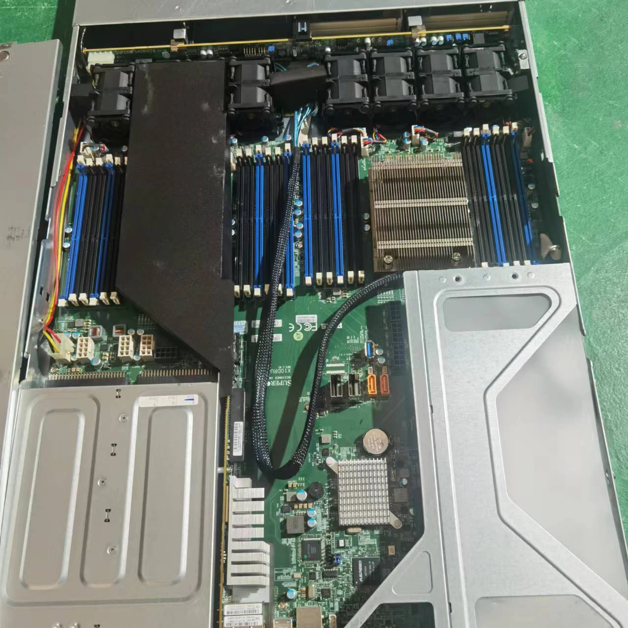 

Super Micro 6018U-TR4T + 4 Bay LFF 1U сервер со стандартом памяти + 16 Гб DDR4 2133 PWS-751P-1R 4x 10GBase-T порты