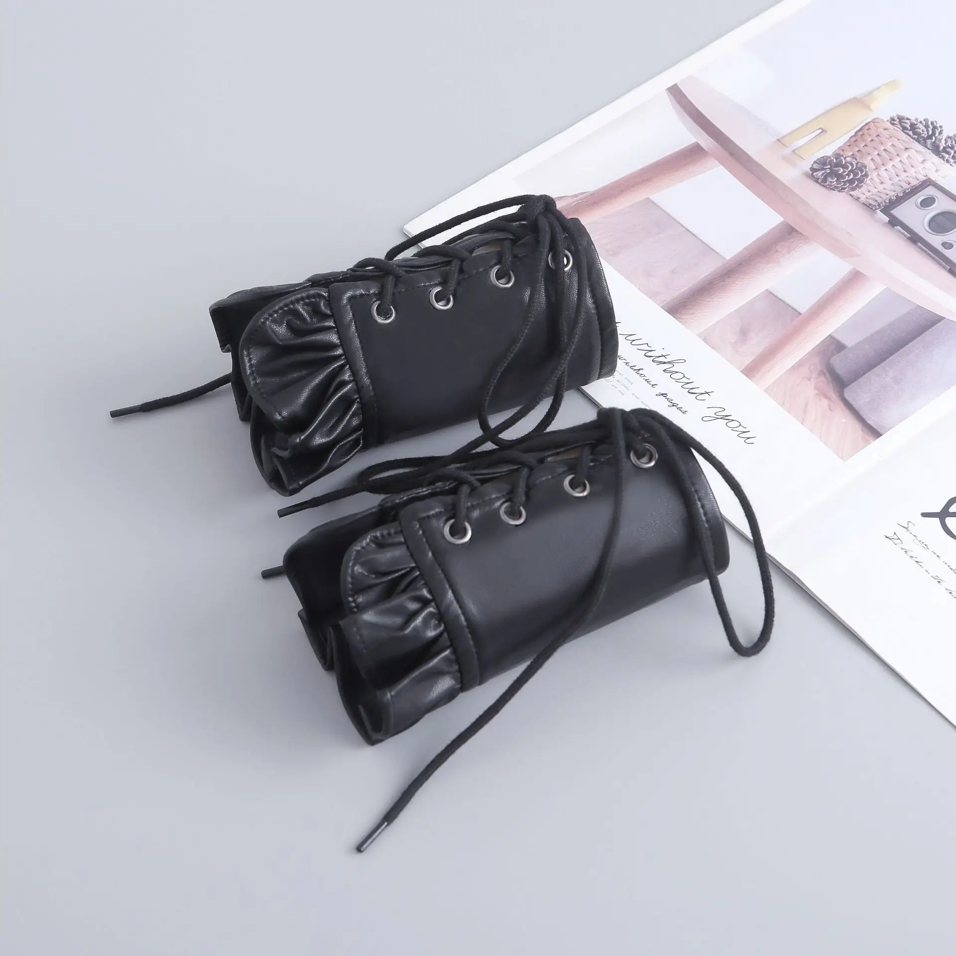 2025 الجديد الأكثر مبيعاً مزاجه الأنيق الأكمام وهمية الأسود البساطة شخصية حلوة كول الدانتيل متابعة الأصفاد وهمية