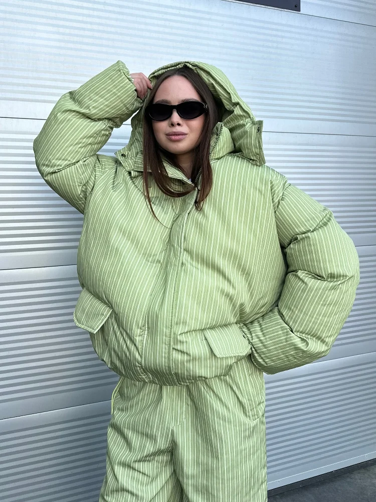 Grün gestreiftes Damen-Winter-Zweiteiler-Set: Warmer, wattierter Daunenmantel mit abnehmbarer Kapuze und Reißverschluss, elastische Hose mit hoher Taille und weitem Bein.