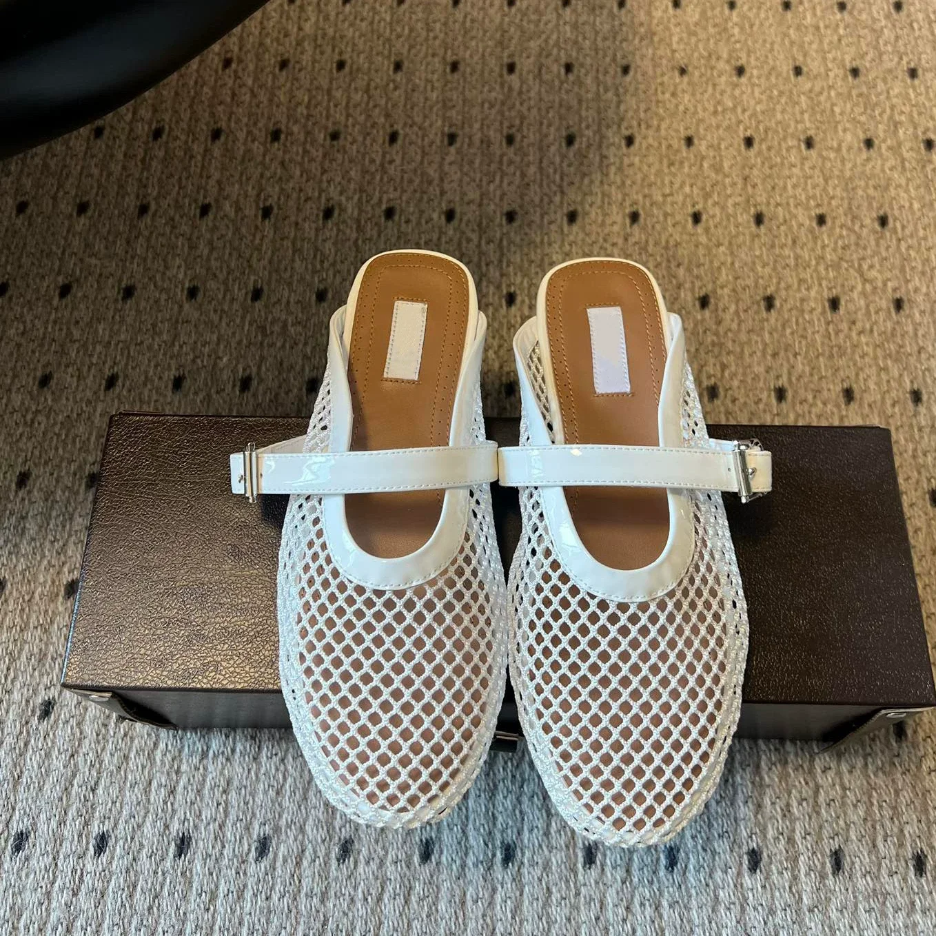 

Breathable Hollow Knitted Genuine Leather Half Slippers for Women's Outerwear, One Step Flat Mill Shoes, 2026 Summer New Edition
