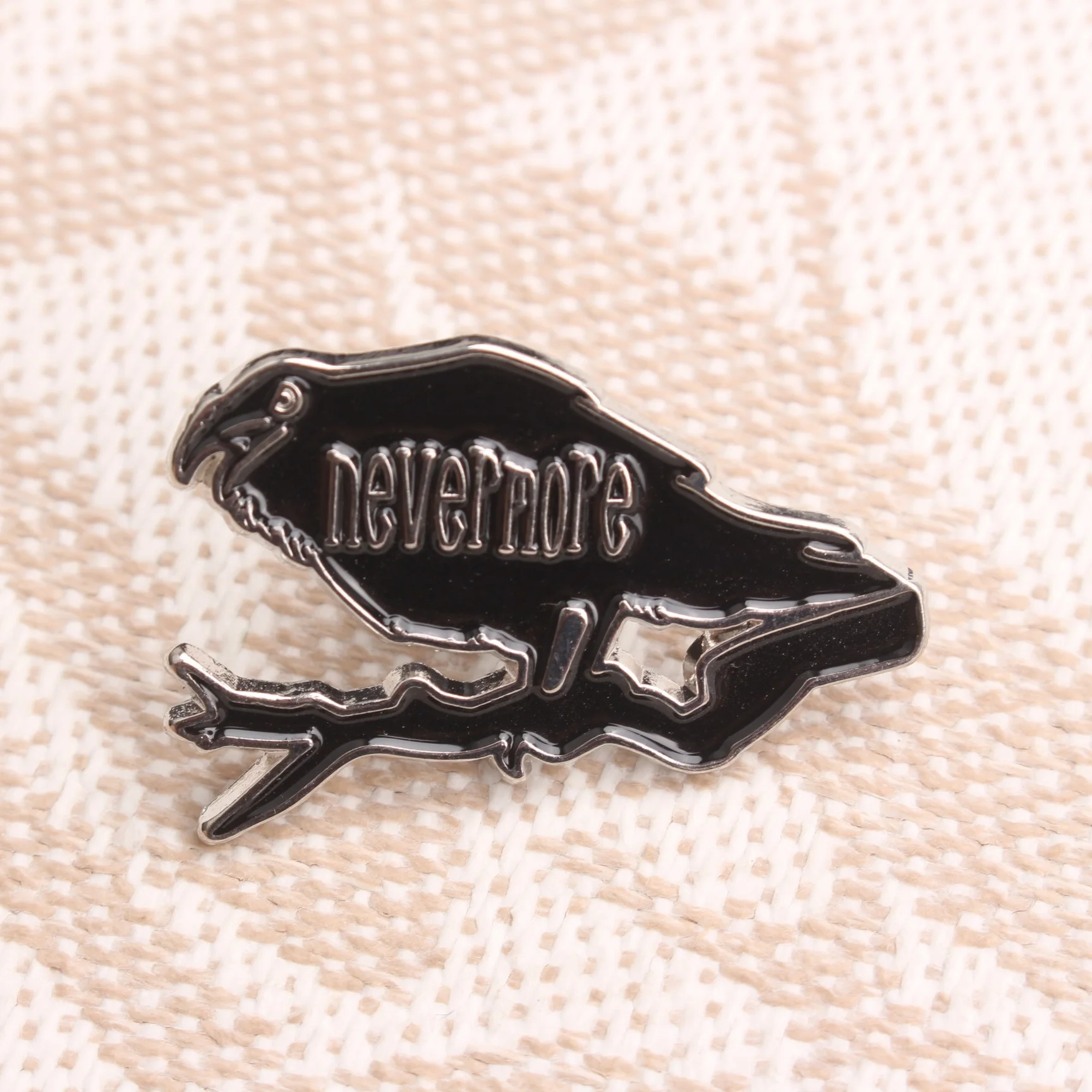 Broche literario gótico |   Accesorio "El Cuervo" de Edgar Allan Poe "Nevermore". Se adapta a mochilas, regalo para amantes de la literatura.
