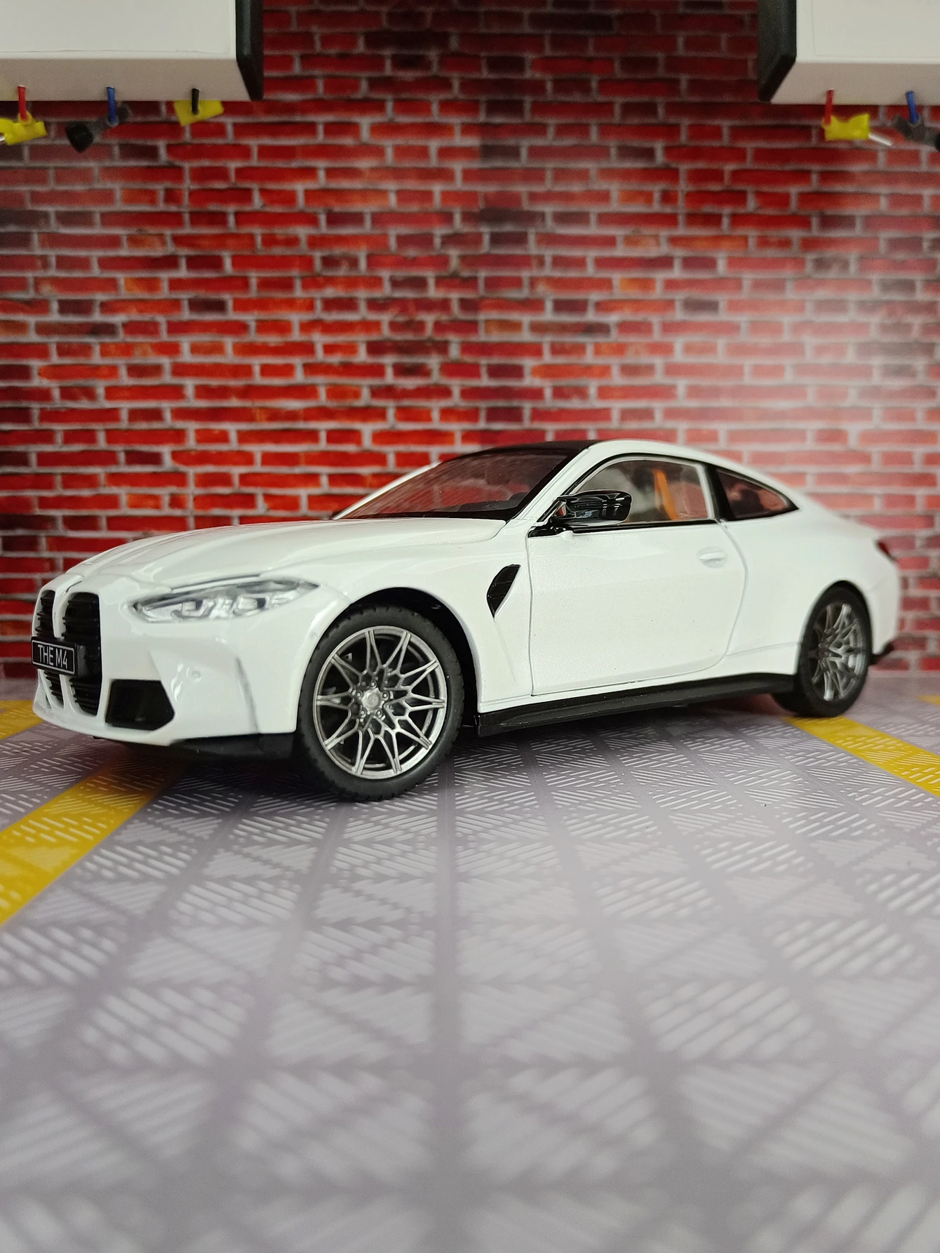 

CCA 1:23 simulation BMW M4 G82 alloy supercar model car decoration collection door can be opened sound and light gifts