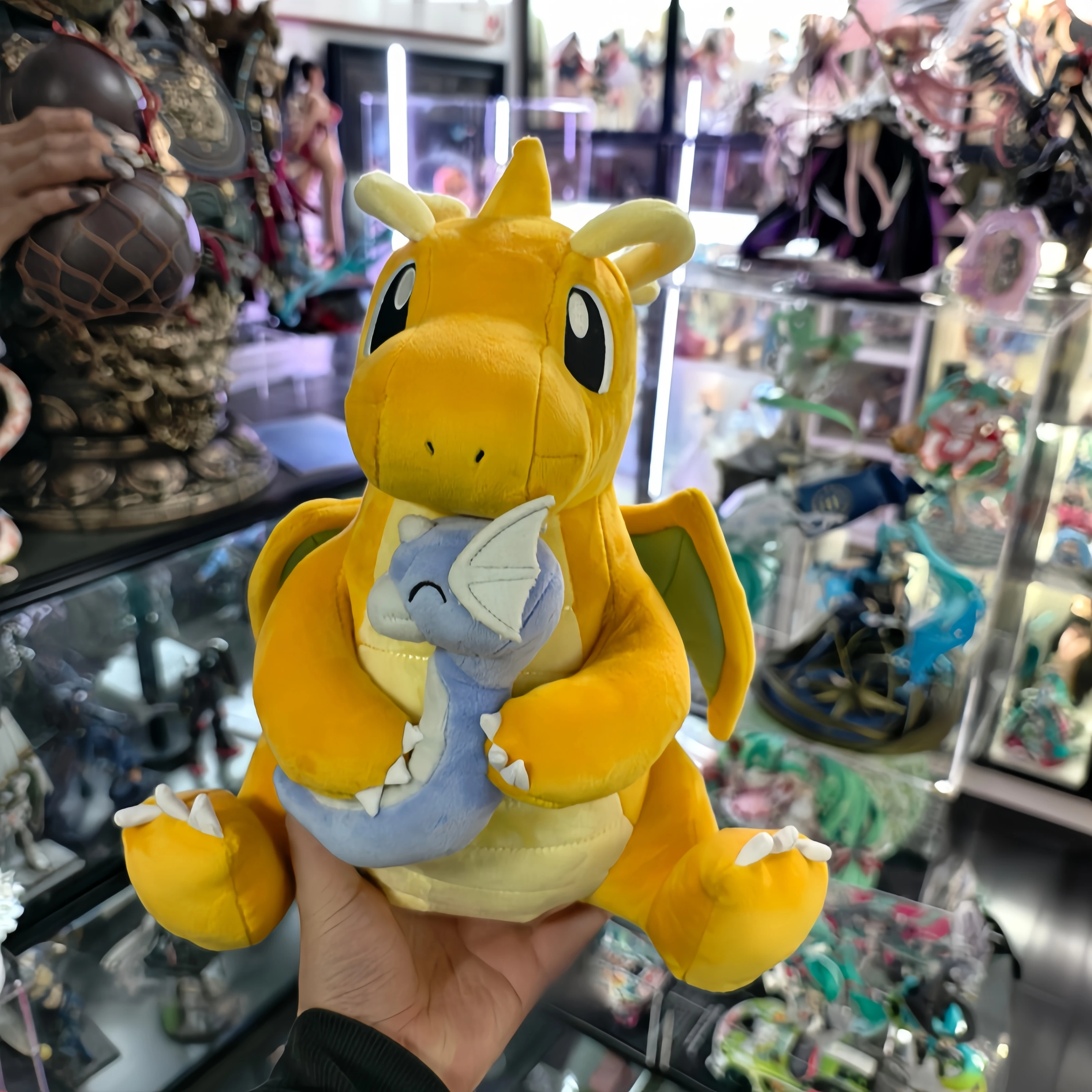 

Плюшевые игрушки Pokémon Pokopia: Пикачу, Чаризард, Драгонайт с Дратини, Тиранитар, Драгапульт. Аниме-игрушки.