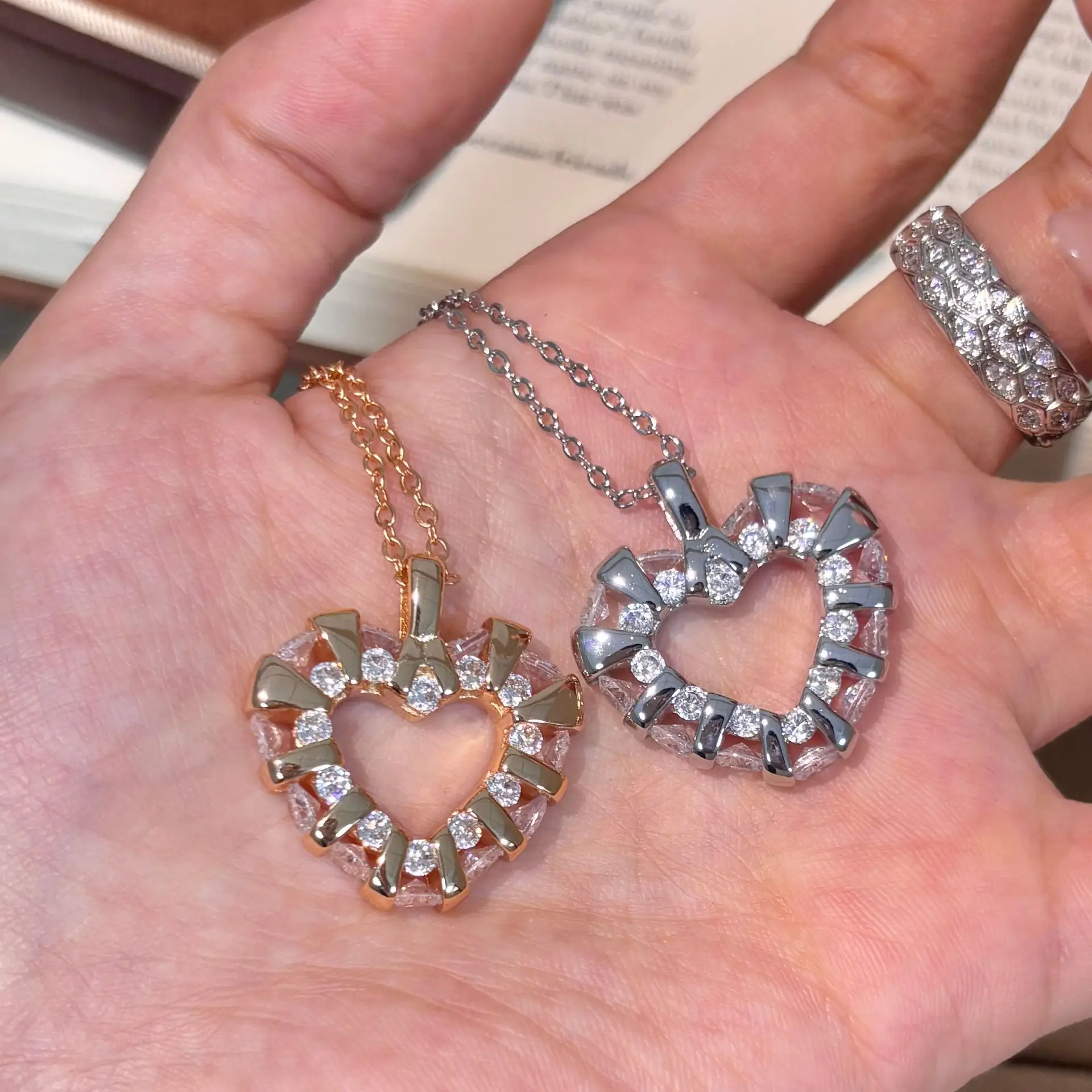 

Классическое глянцевое легкое роскошное круглое ожерелье с бриллиантовым сердечком в стиле ретро, серебро 925, простая модная цепочка на ключицы, свадебные украшения