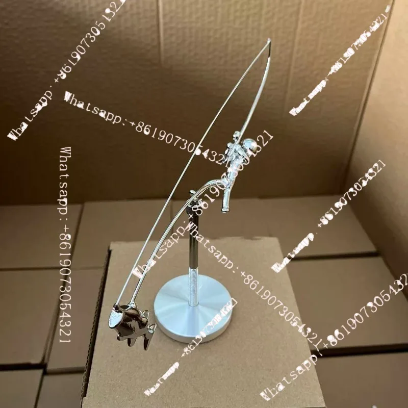 

Рыбак балансирующая скульптура серебряный орнамент