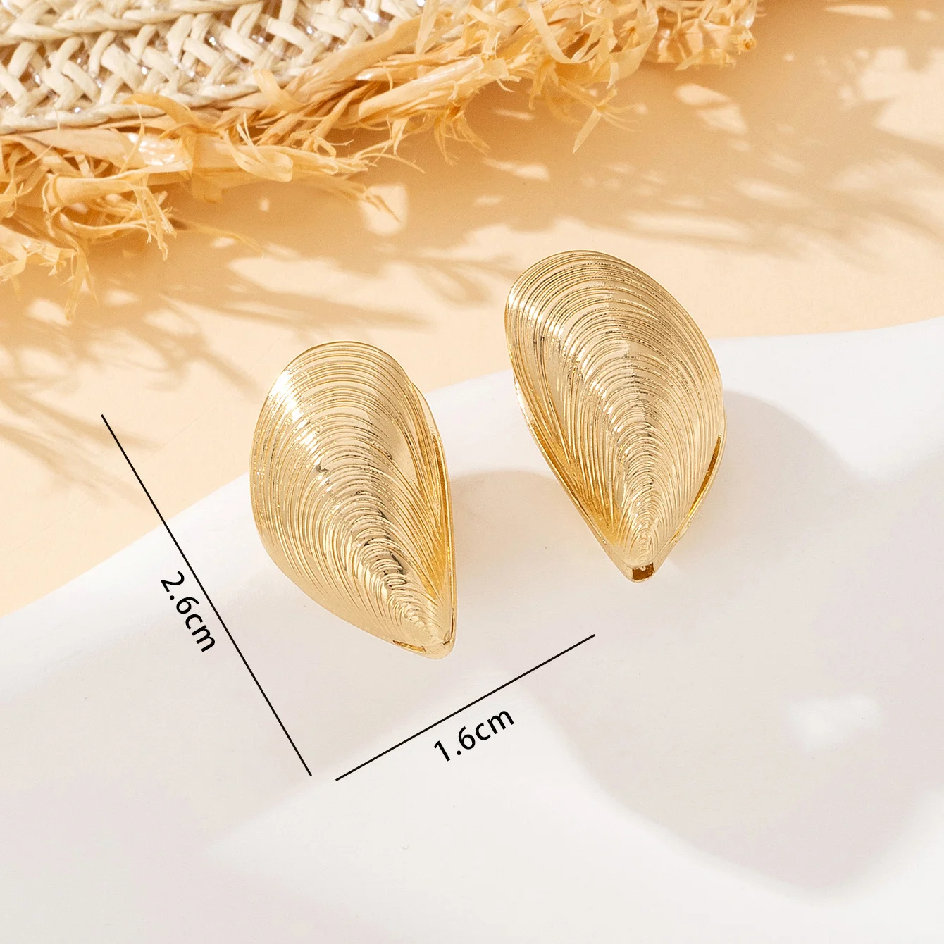 Exquisite alloy Vintage Shell Pattern Stud Earrings for Women Punk Texture Geometric Irregular Ear Buckle Jewelry Party Gift