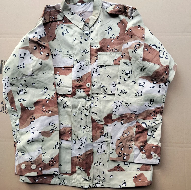 

Шестицветная камуфляжная форма пустыни включает брюки-куртку