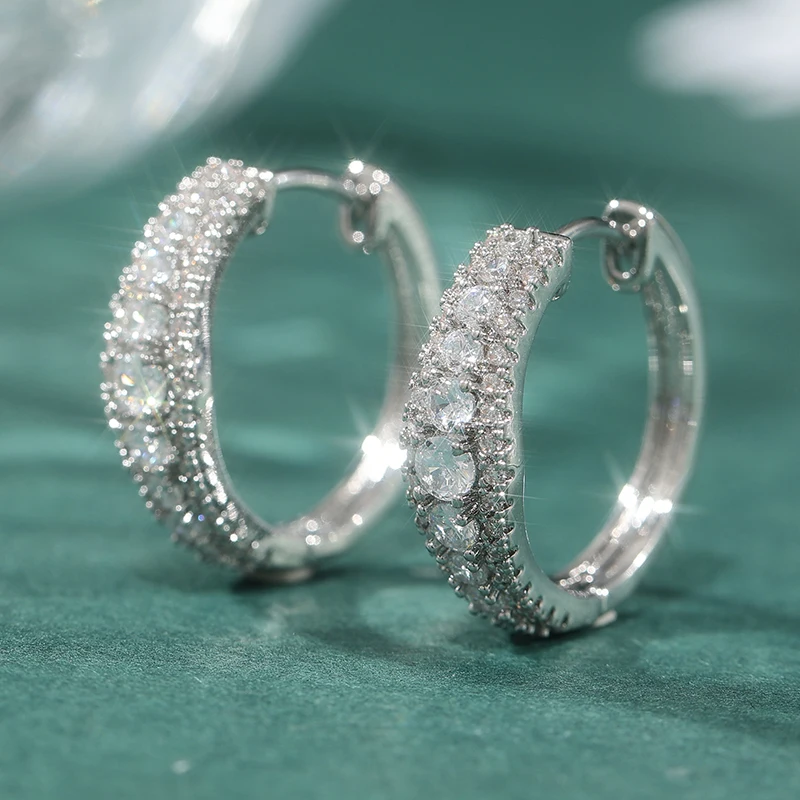 Luxuriöse Silberfarbene Ohrringe mit Eingelegten Kubischen Zirkonia aus Kupfer für Damen Exquisite Hochzeits- und Party-Ohrringe Modeschmuck für Frauen