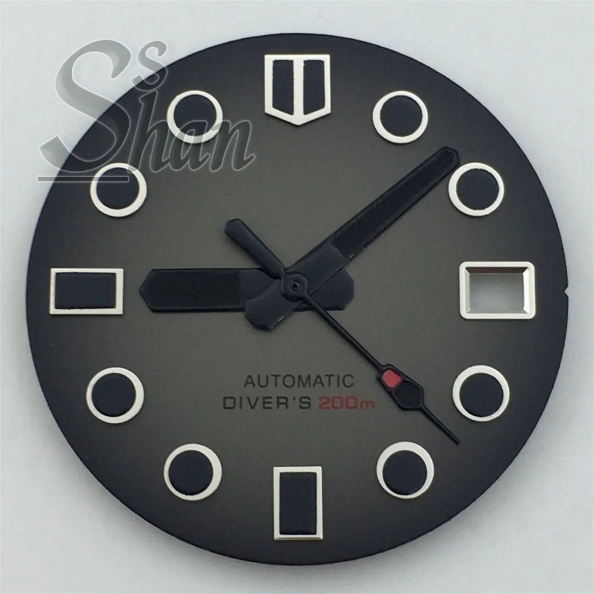 29 mm grünes Leuchtzifferblatt und Zeiger passen auf das NH35-Uhrwerk. Das Datumsfenster passt die 3-Uhr-Krone und die 3,8-Uhr-Krone