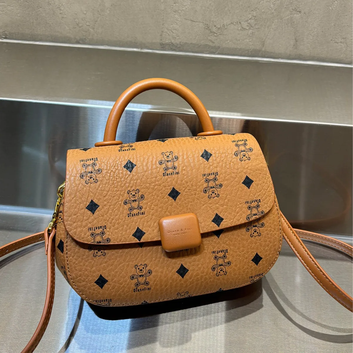 

2025 Luxe Saddle Bag, Women's Minimalist Print Commuter Shoulder Purse, Day to Night Crossbody, Chic Top Handle Tote Leather Bag