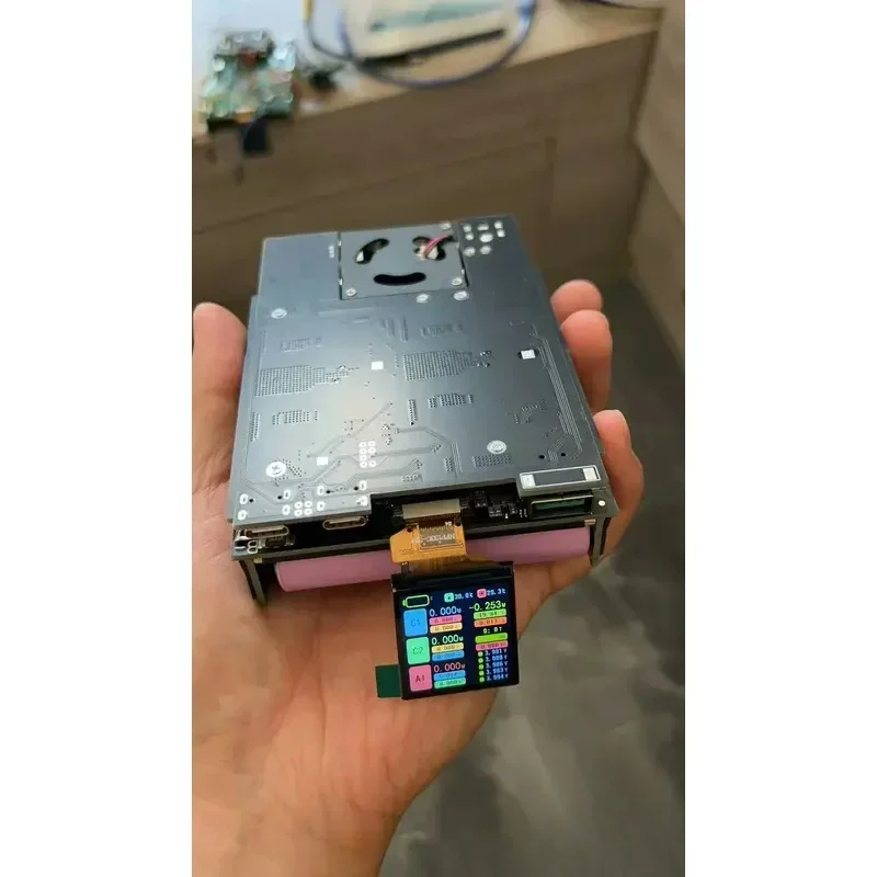 Il kit di alimentazione mobile senza saldatura con schermo a colori JNS S20 può essere installato con cinque kit di batterie al litio 21700 senza batterie