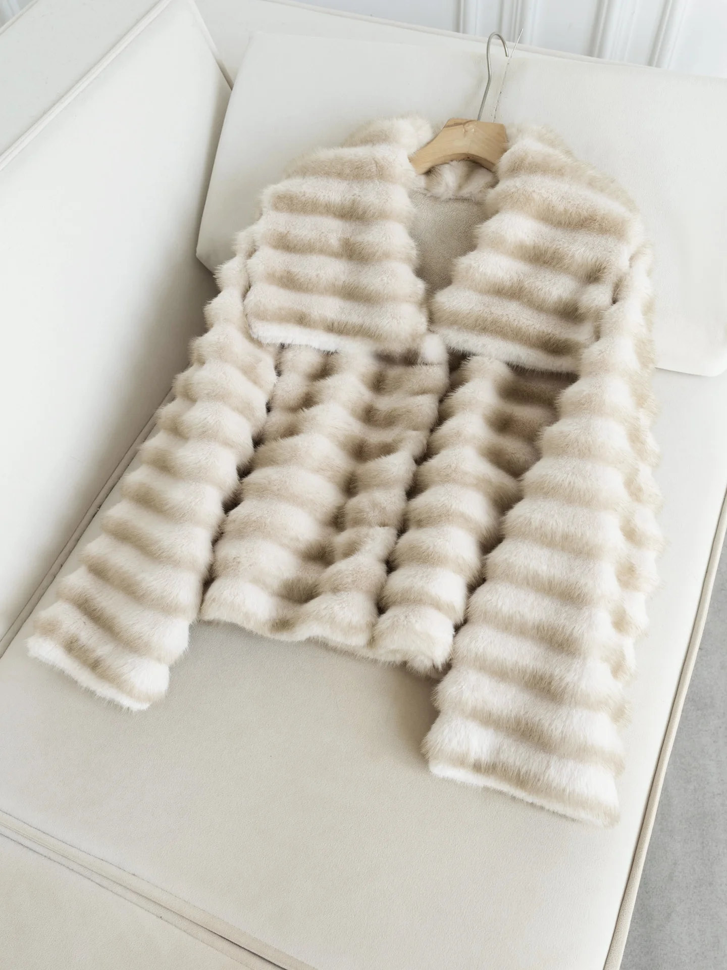 معطف فرو صناعي دافئ للخريف والشتاء 2025 بياقة أفقية كحلية اللون، ملابس خارجية عصرية صديقة للبيئة