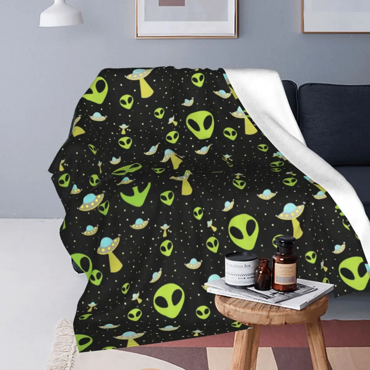 Green Alien Spaceship Pattern Blanket Soft Warm Flannel Throw Blanket Bedspread for Bed Travel Home Couch