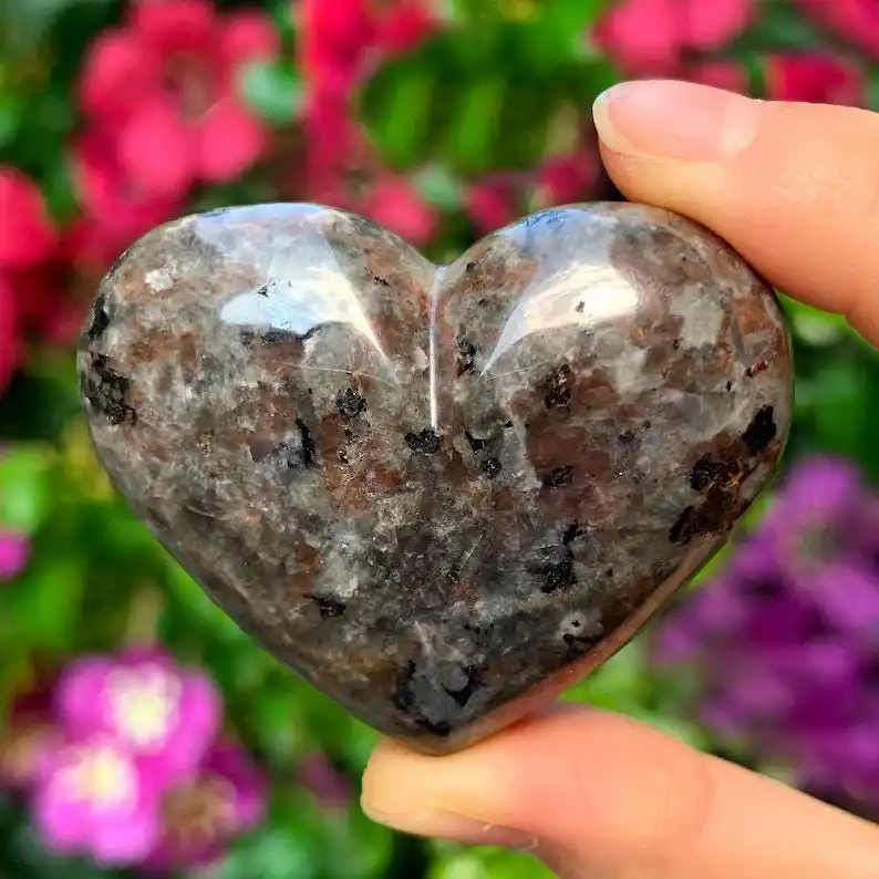 1PC Yooperlite Stone Hearts - UV Fluorescent Sodalite Crystals, Glowing Fire Rock Stone, Mineral Specimens Crystal Healings