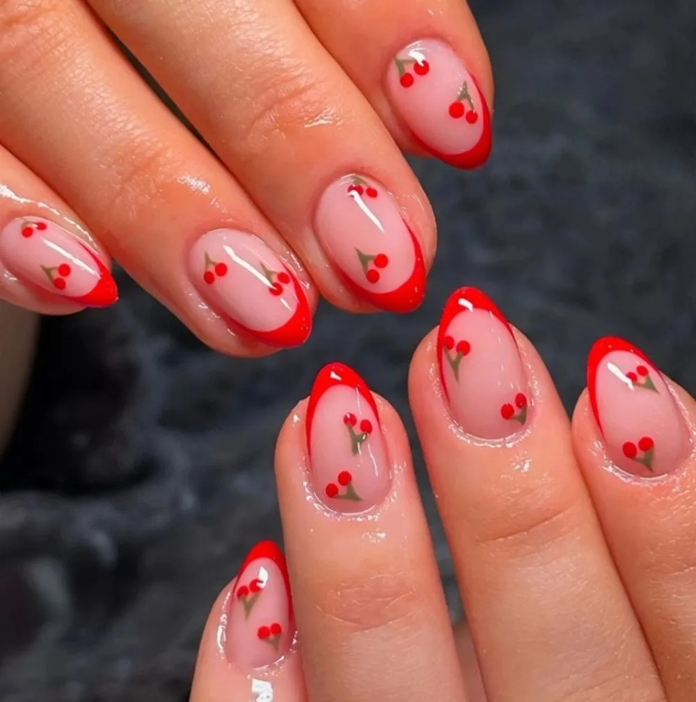 24 faux ongles à presser, motif cerise rouge juteuse, peints à la main, bordure française vive, transparents effet gelée, forme amande, ambiance estivale