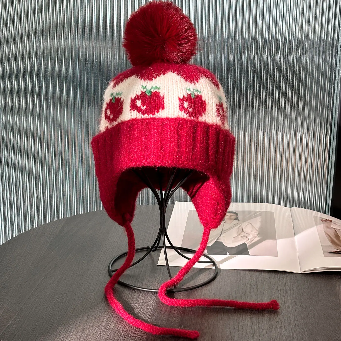 Cappello lavorato a maglia grande Pom-Pom Fair Isle, cappello lavorato a maglia invernale, modello ciliegia, caldo, resistente al freddo, antivento, design protettivo per le orecchie, cappello turbante alla moda, cappello freddo natalizio, stile casual, adatto per l'uso quotidiano in condizioni di freddo