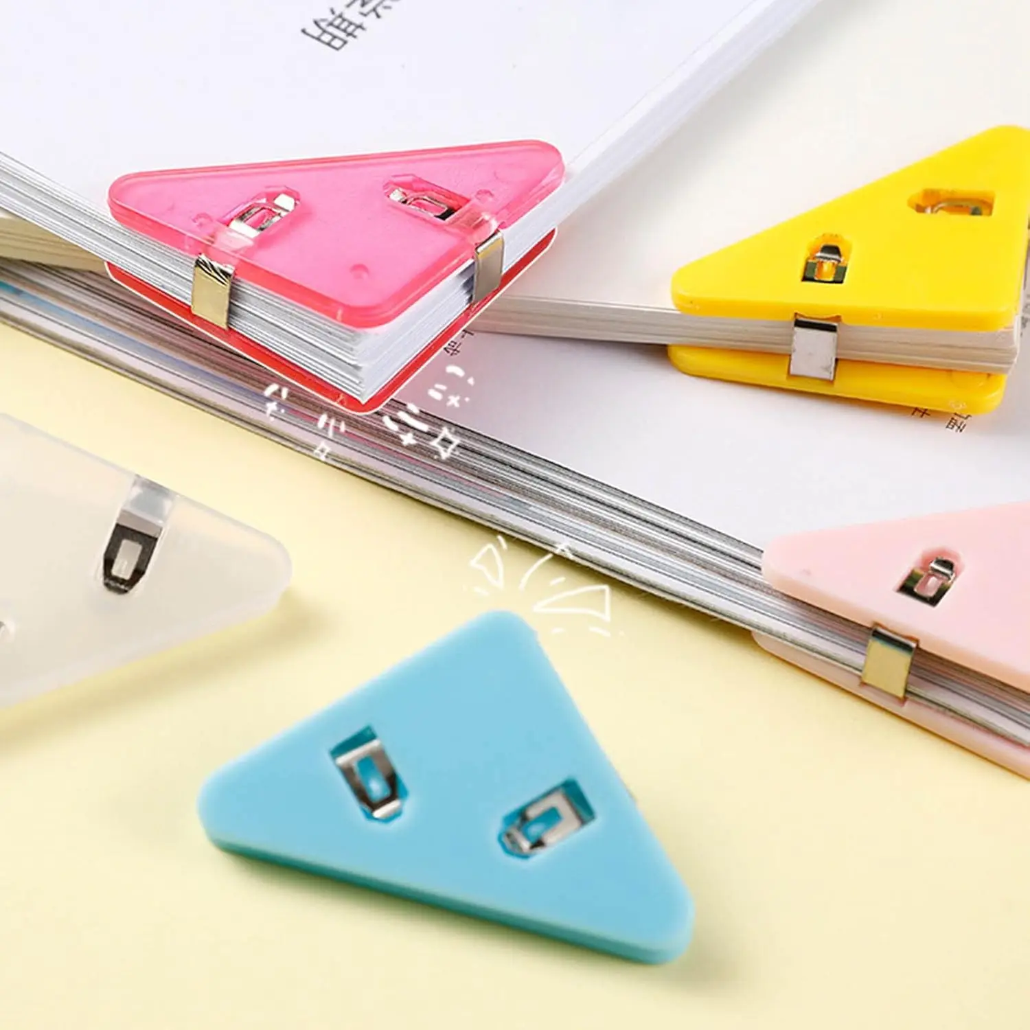 省スペース三角ペーパークリップ - 10個入り、強力なグリップで請求書、書類、本を机や棚に整理できます。