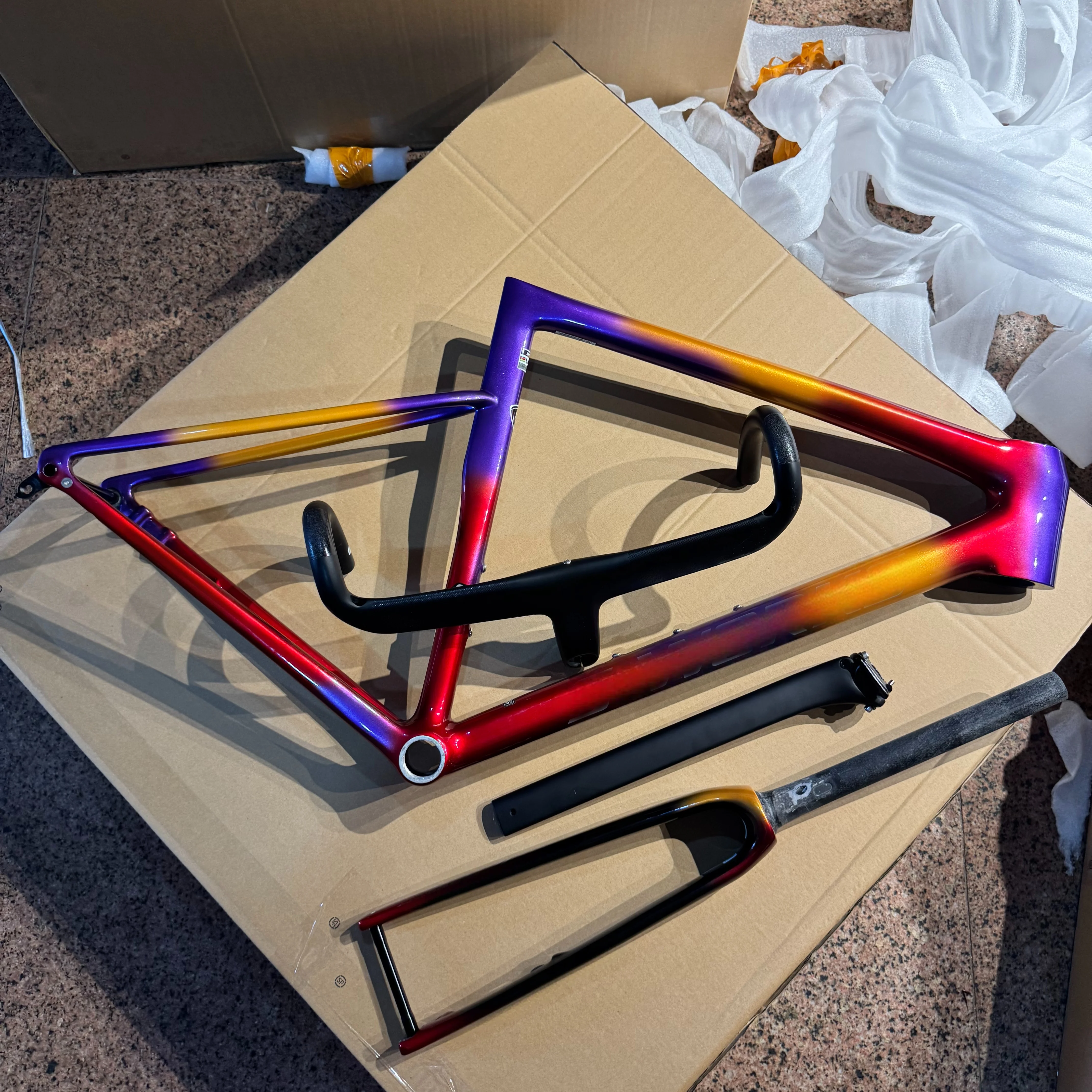 

Carbon Fiber Road Bike Sl8 Frame Hidden Bicycle Thru-Axle 700C Disc Brake