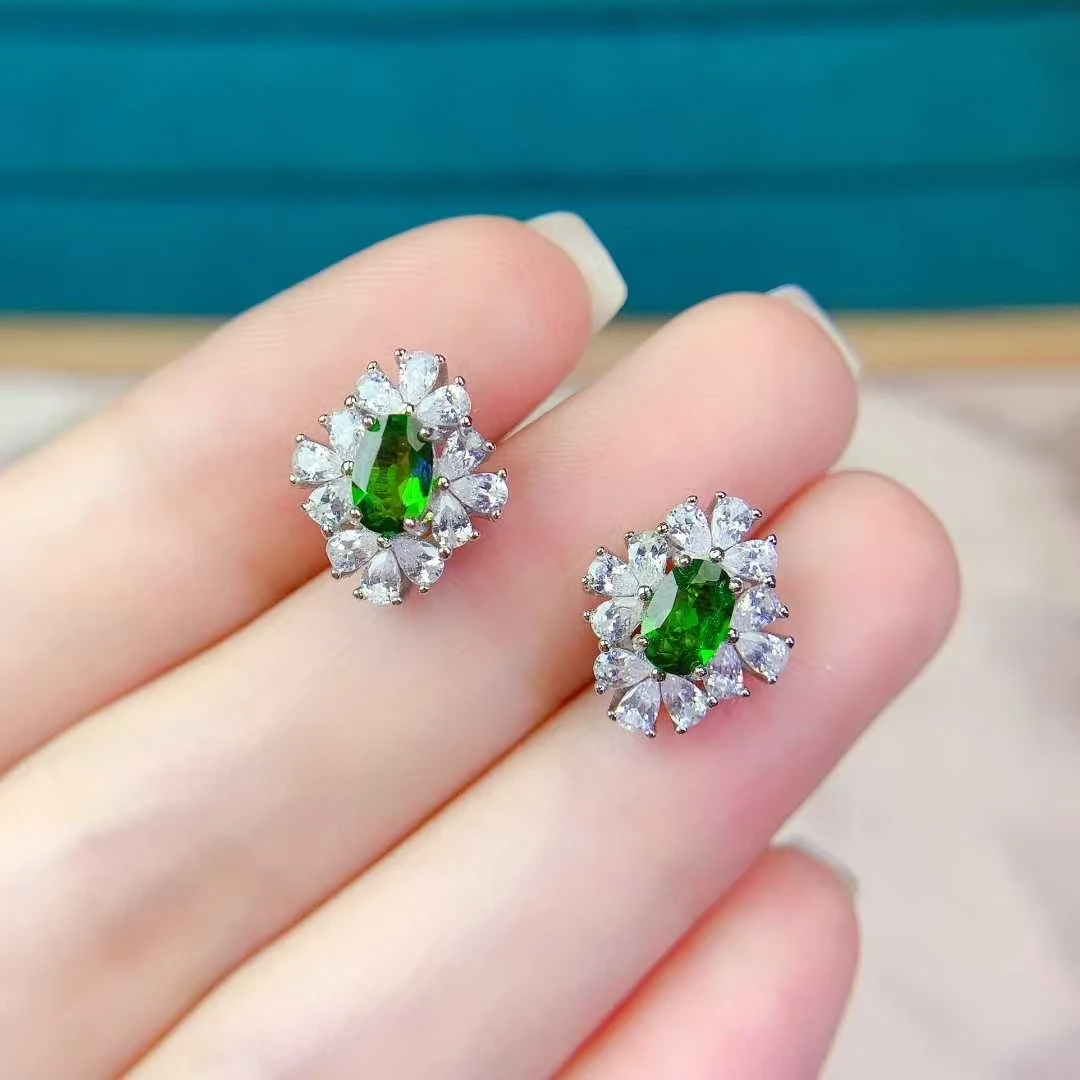 925 أقراط فضية أقراط ديوبسيدي الطبيعية 4 مللي متر * 6 مللي متر VVS الصف مجوهرات ديوبسيدي حقيقية للارتداء اليومي