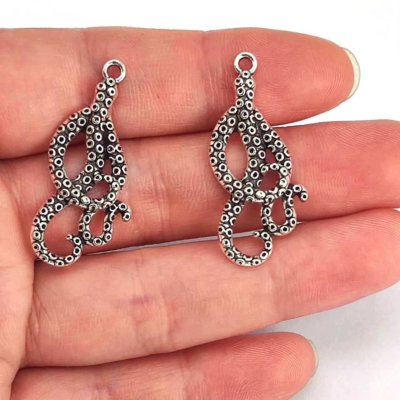 5pcs ancient silver color 3 roots octopus tentacles pendant charm for DIY women man Accessories