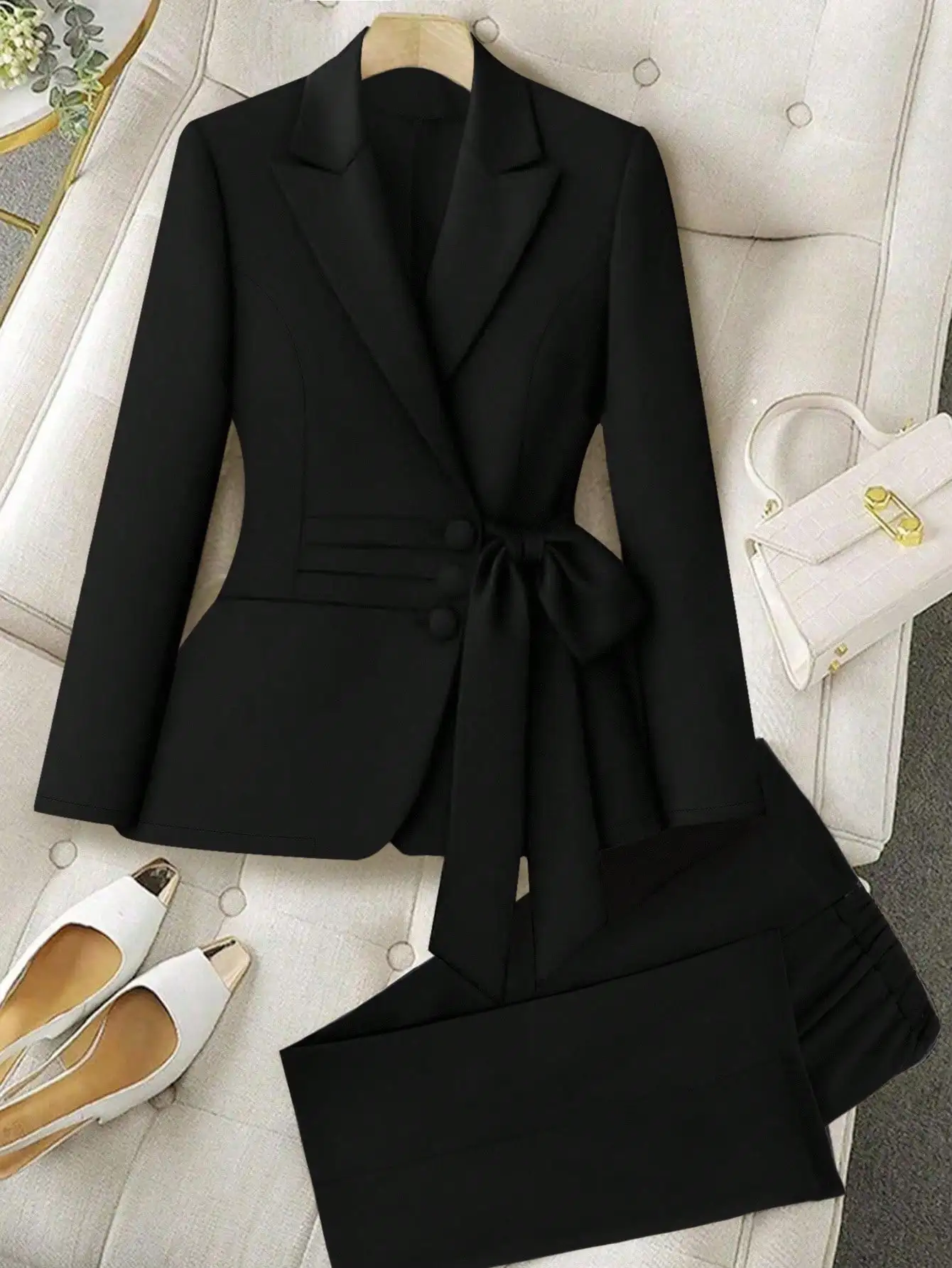 

Черный костюм-двойка больших размеров: пиджак и брюки с бантом на талии, минималистичный городской стиль