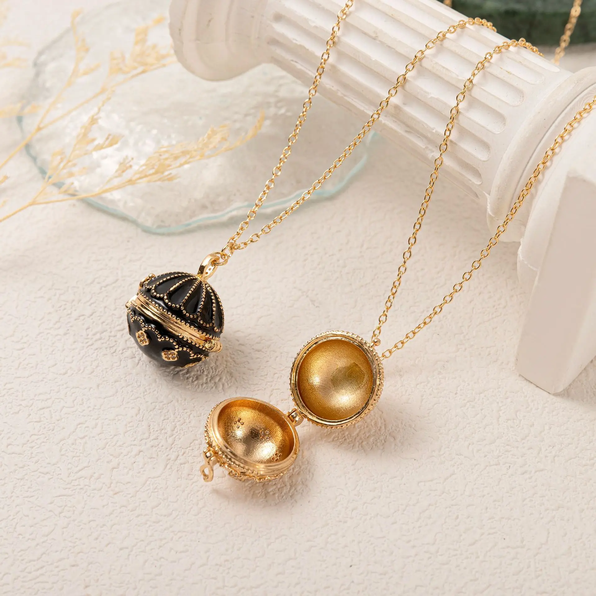 New Fashion Black Ball Pendant necklace for Women Opening and Closing Spherical Storage Box Necklace Vintage Carved Necklace