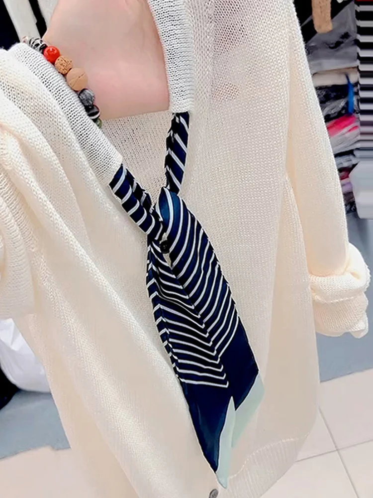 Luźny, swobodny, biały sweter z dzianiny z dekoltem w serek, długi rękaw, modny, uniwersalny, wiosenno-jesienny, odzież damska, odmładzający, styl koreański.