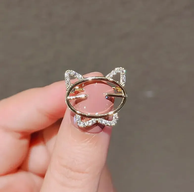 Cute Cartoon Hollow Cat Brooches Exquisite Kitten Crystal Lapel Pin Collar Button Party Dress Collar Buckle