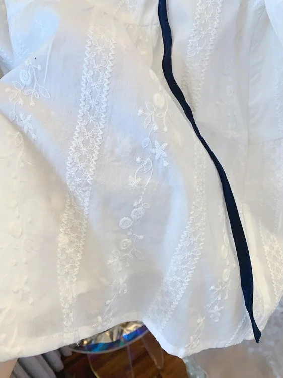 ユニークで美しい刺繍入りの女性用ファッショナブルな初夏服、ゆったりとしたラウンドネックボタンアップ