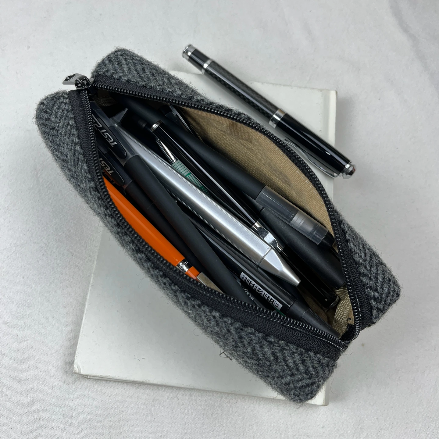 

Retro wool zipper pen case Large capacity pen bag High school college student portable multi-function stationery storage