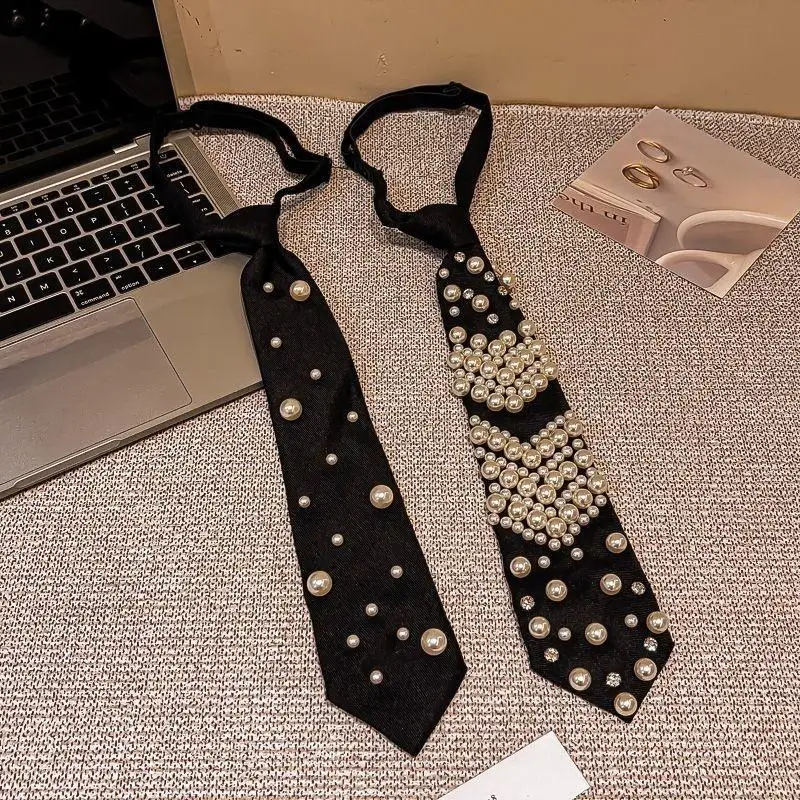 Vorgefertigte schwarze modische Krawatten mit Kunstperlen-Strass-Verzierung, perfekt für Partys, Hochzeiten, den Alltag und besondere Anlässe. – Detail 8