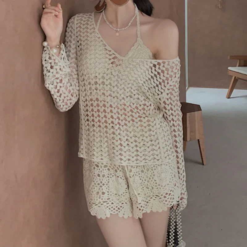 

Повседневный комплект купальника для женщин, вязаные топы с длинными рукавами, жилет с лямкой на шее, шорты с высокой талией, новинка 2025 года, пляжные повседневные комплекты из 3 предметов