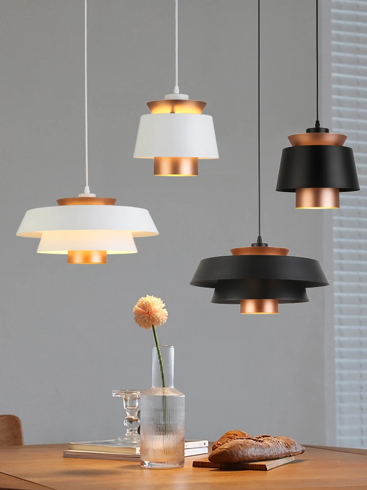 lampes-suspendues-restaurant-personnalise-simple-table-a-manger-bar-restauration-magasin-lampes-et-lanternes-commerciales