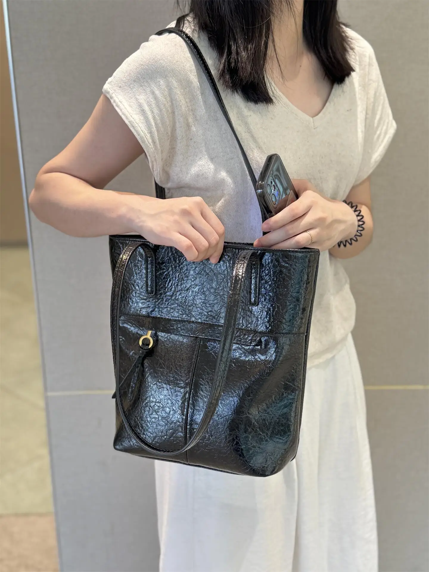 

Легкая роскошная модная масляная восковая кожаная плиссированная ручка с узором на одно плечо, женская сумка в стиле ретро, мотоциклетные сумки в форме ведра