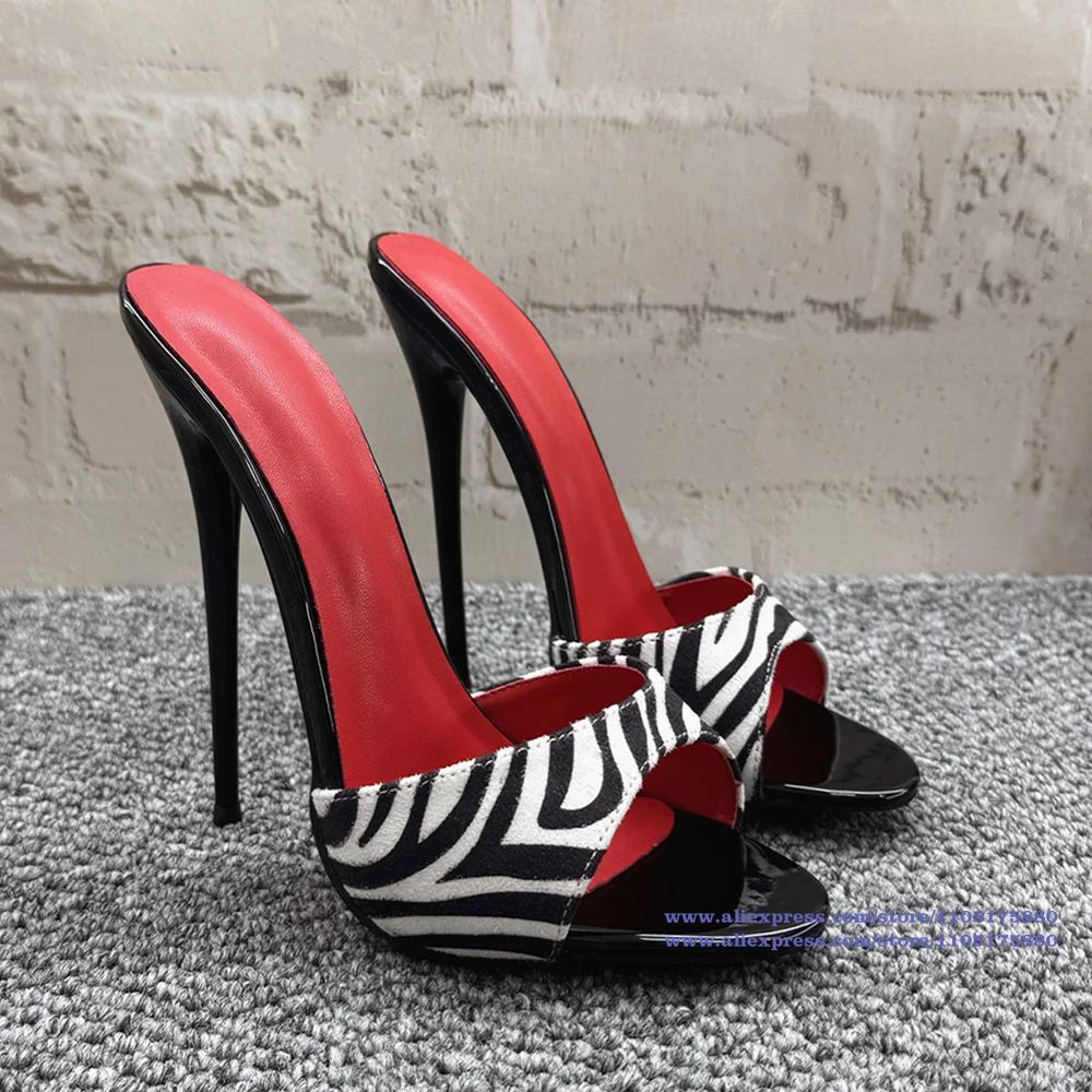 زيبرا طباعة المفتوحة تو البغال خنجر بطانة حمراء وشباشب سوداء براءات الاختراع مصمم فستان أحذية الحفلات Sandalias De Mujer Verano