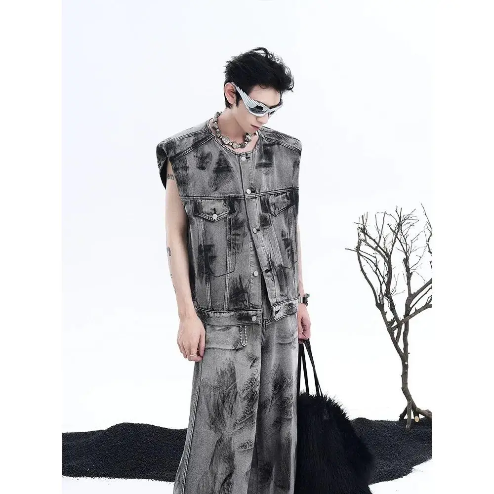 

Мужской комплект: джинсовая жилетка без рукавов с подплечниками в стиле американского уличного граффити и винтажная куртка с длинными рукавами из смесового хлопка и полиэстера