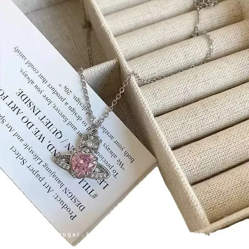 The fashionable clothing necklace, the feminine feature of the titanium steel necklace is its unique high-end design