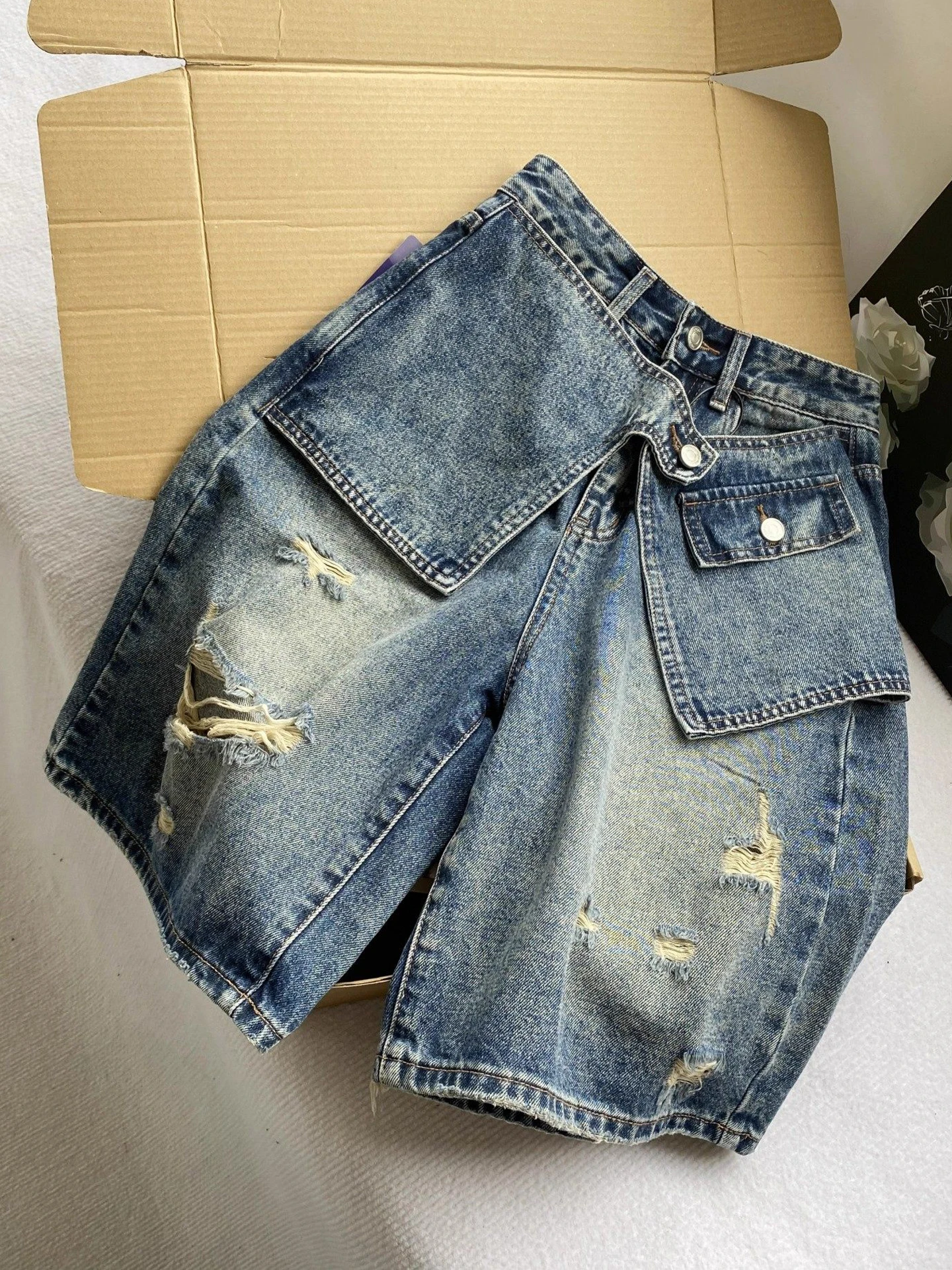 

Летние ретро-шорты из рваного денима с дырками, женские, в стиле High Street Fashion, широкие шорты-бермуды, новинка 2026 года, свободные шорты для дерзких девушек