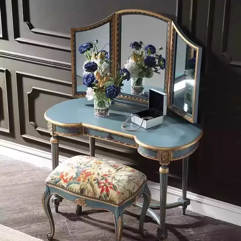 Leichte französische Retro-Kommode im Retro-Stil