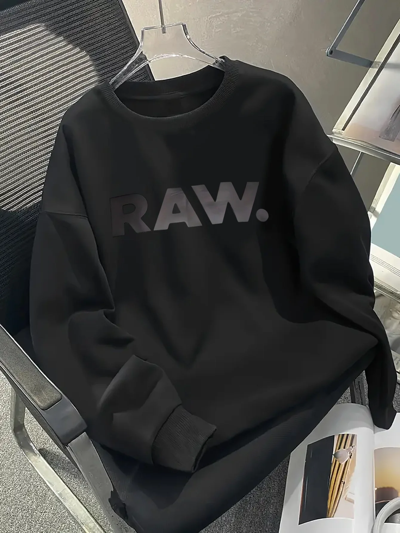 

Мужская повседневная толстовка с рисунком «RAW» — мягкий полиэстер, круглый вырез с длинными рукавами, можно стирать в машине, свободный крой на весну и осень