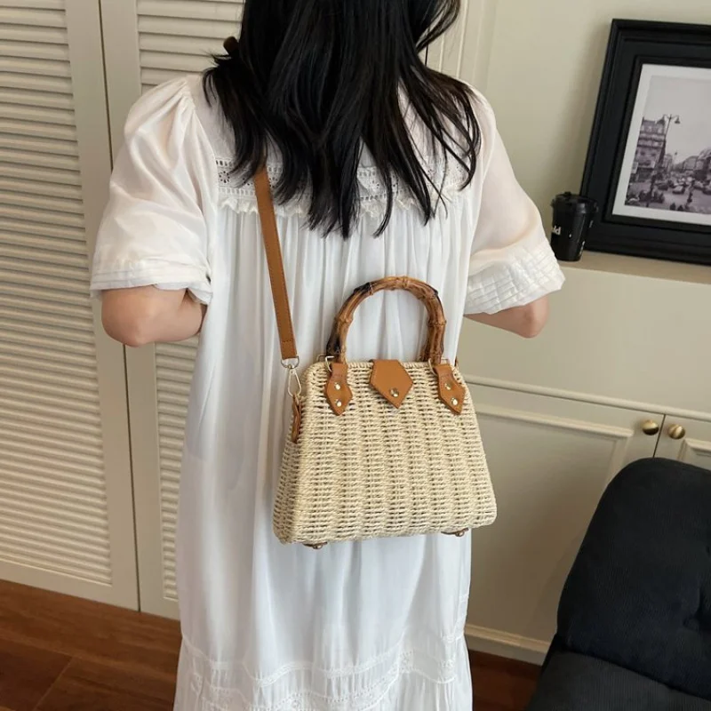 

Trendy Vintage Messenger Bag For Women In Paris Fashion Show With High-End Leather Design