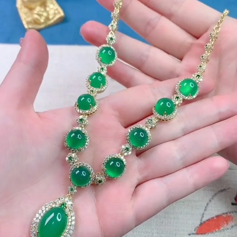 

Green Agate Green Chalcedony Tower Chain Necklace for Women, Luxurious Banquet Imperial Green Fluorescent Cat's Eye Necklace